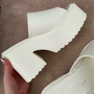 Cream platform chunky heels 👡